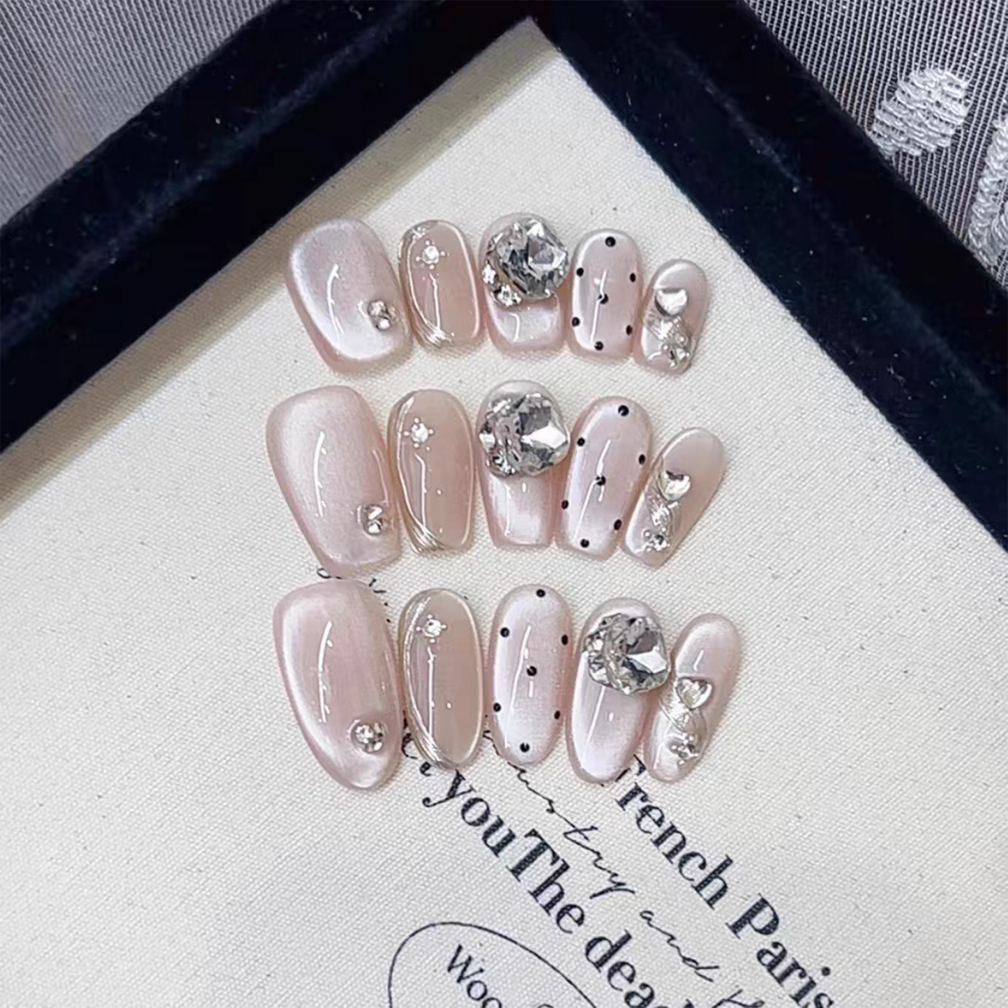Hepburn Dinner｜French Polka Dot Cat Eye Nail｜Press On Nails